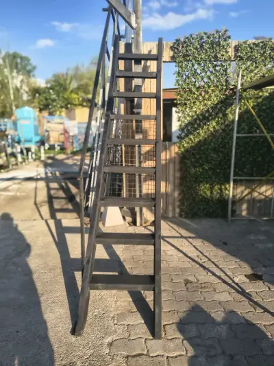 Escalera metálica para exteriores resistente - miniatura 1