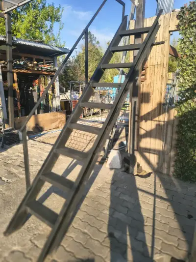 Escalera metálica para exteriores resistente - miniatura 2