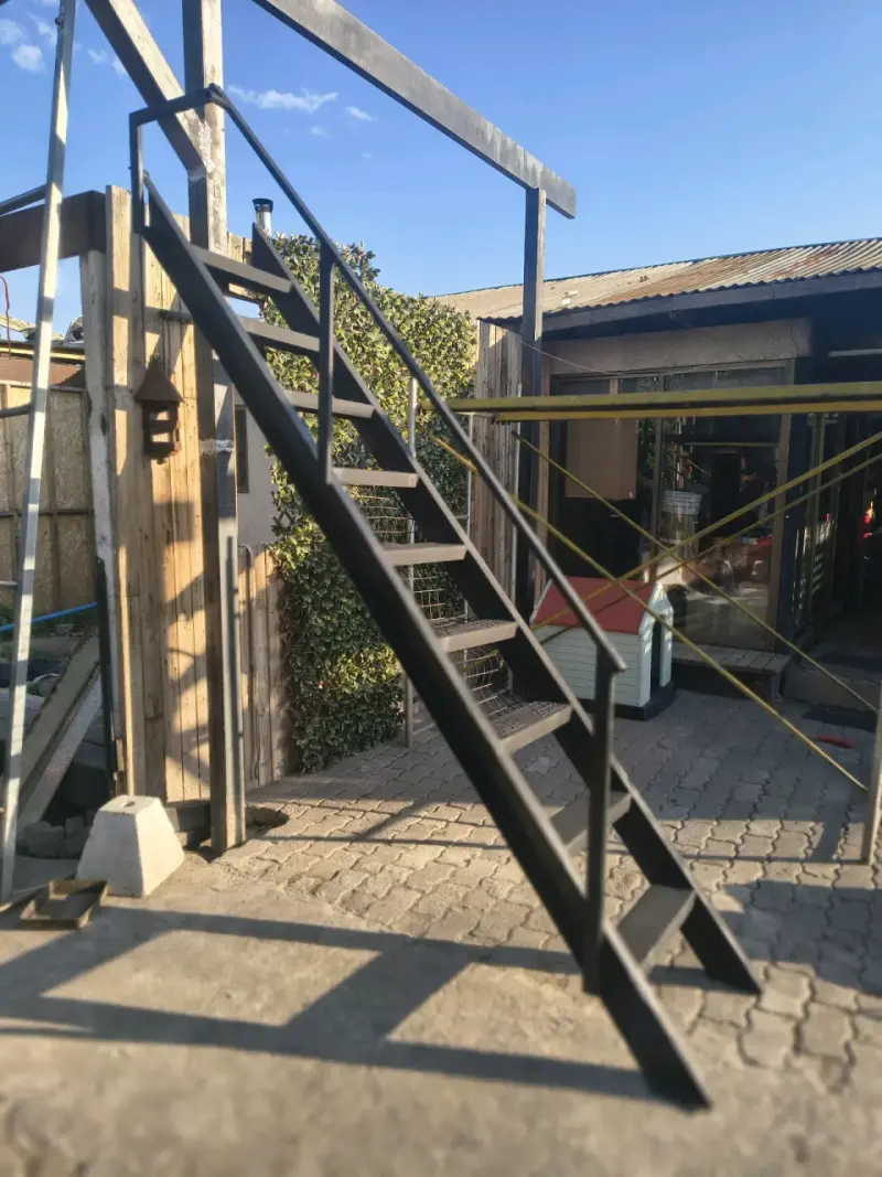 Escalera metálica para exteriores resistente - 3
