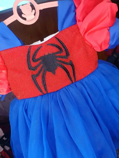 Disfraz de niña estilo Spider-Man azul y rojo - miniatura 3