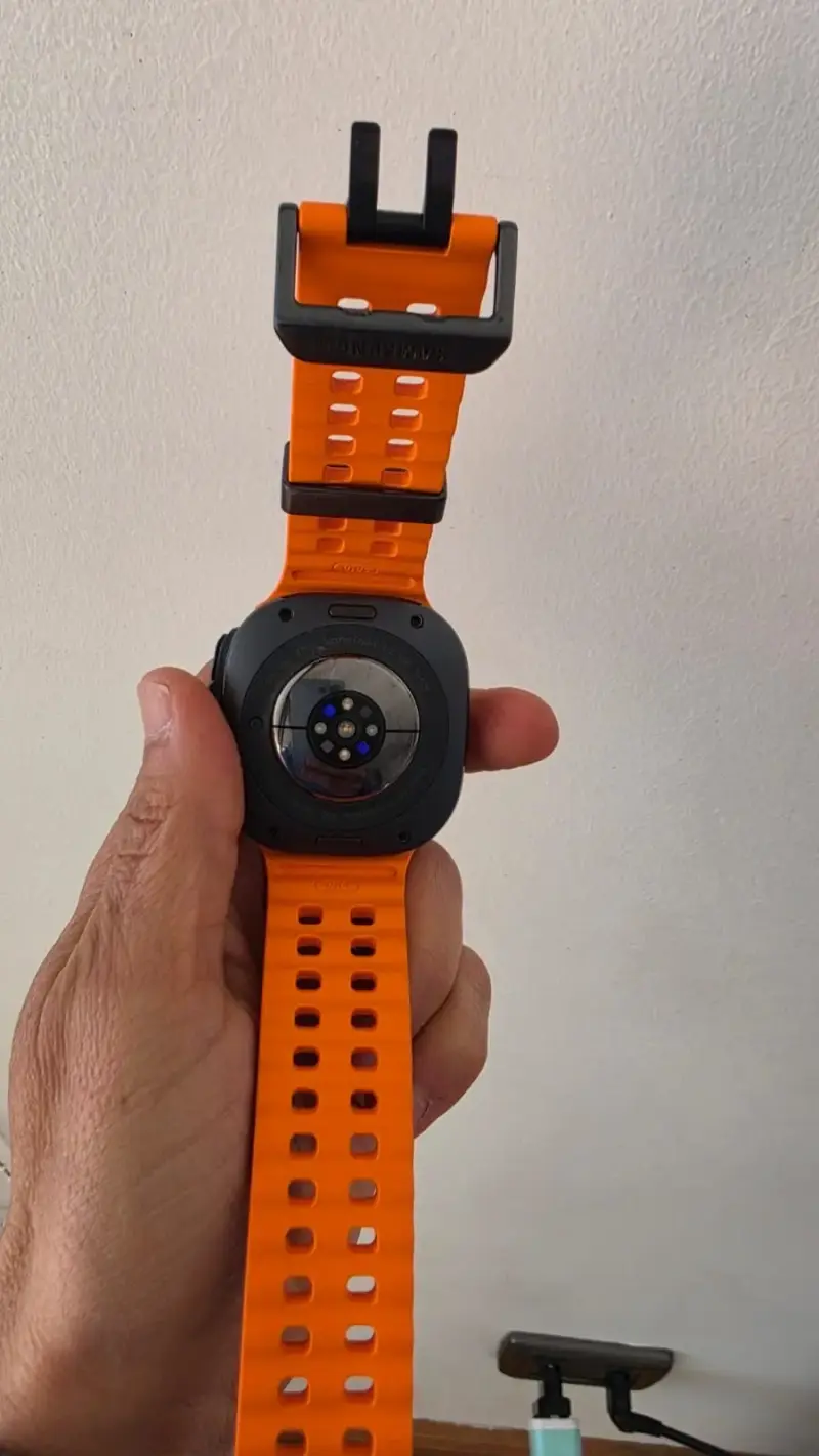 Samsung Galaxy Watch Ultra con correa naranja - 2