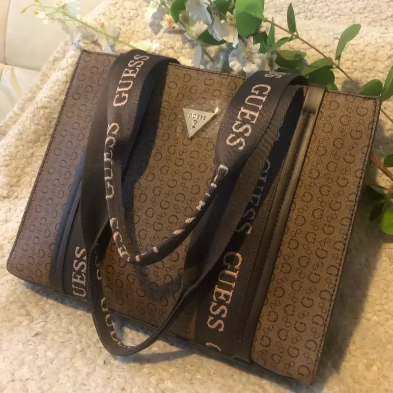 Cartera Guess importada de USA con diseño elegante - 2