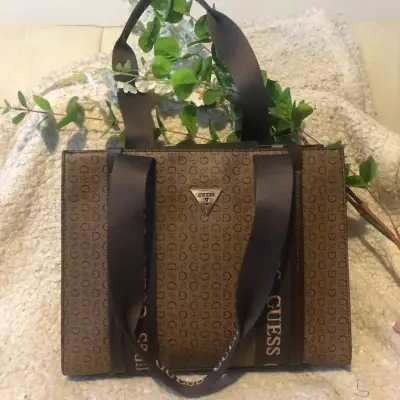 Cartera Guess importada de USA con diseño elegante - miniatura 3