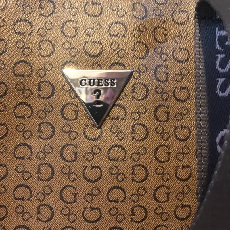 Cartera Guess importada de USA con diseño elegante - 4