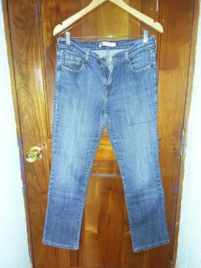 Jeans clásicos azul oscuro para mujer - miniatura 1