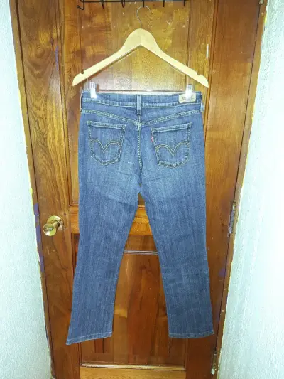 Jeans clásicos azul oscuro para mujer - miniatura 2