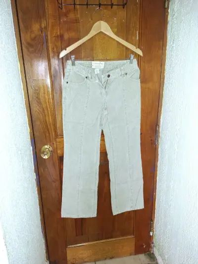 Pantalones de mezclilla beige para mujer - miniatura 1