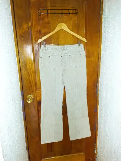 Pantalones de mezclilla beige para mujer - miniatura 2