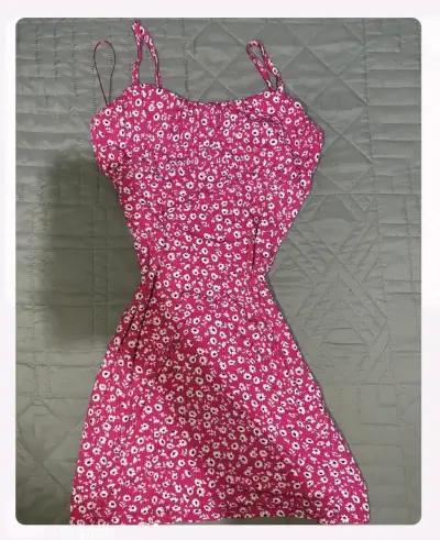 Vestido floreado rosa con tirantes - miniatura 1