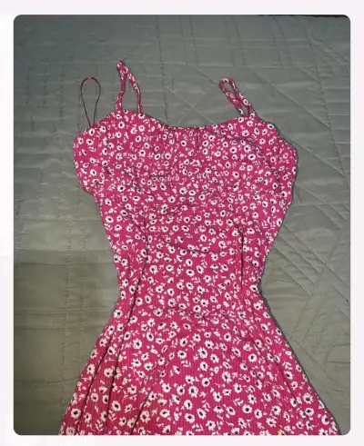 Vestido floreado rosa con tirantes - miniatura 2