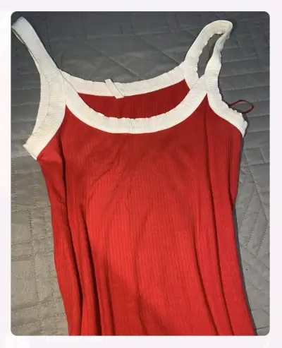 Vestido rojo sin mangas con ribete blanco - miniatura 1