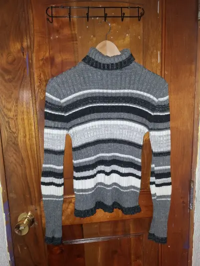 Suéter de lana a rayas gris y negro para mujer - miniatura 1