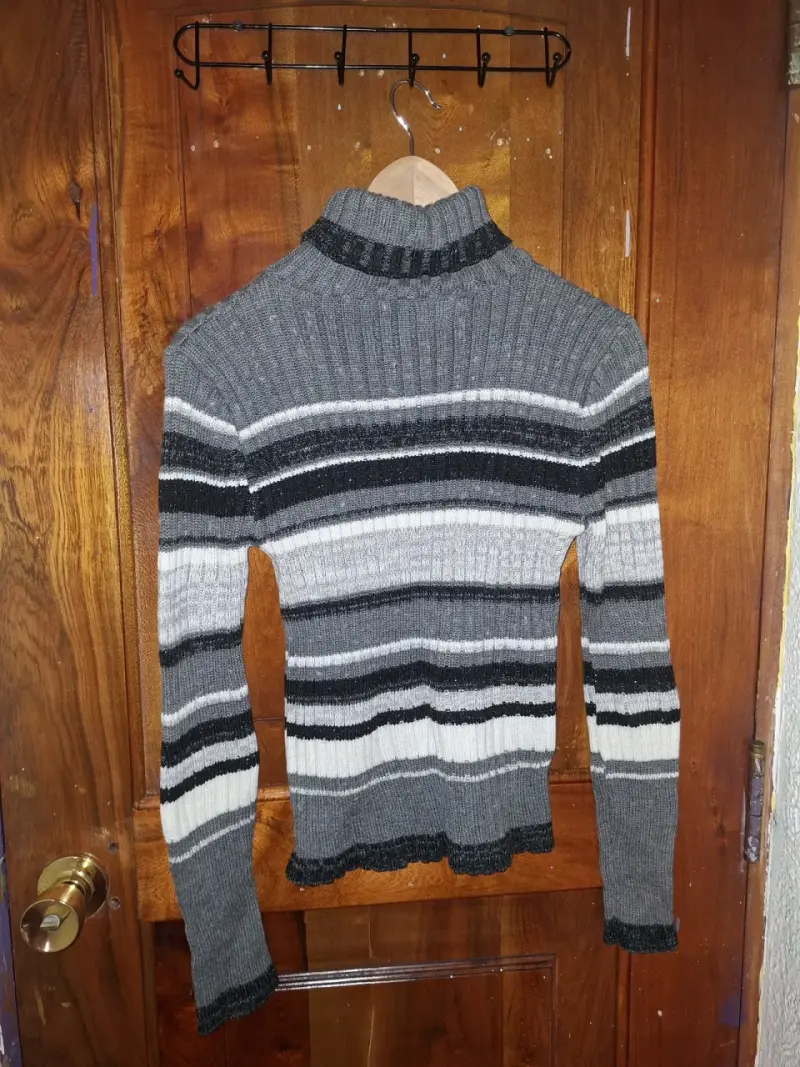 Suéter de lana a rayas gris y negro para mujer - 2