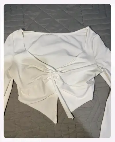 Top blanco con nudo delantero - miniatura 1