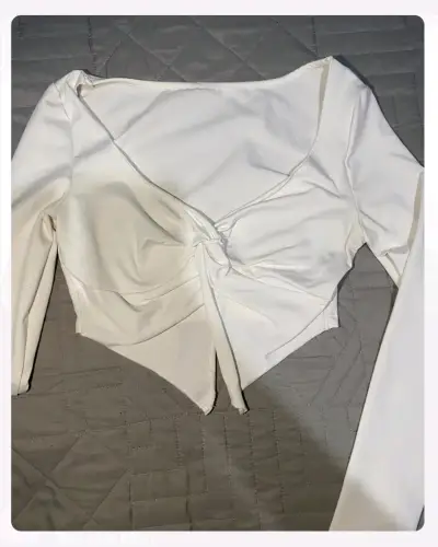 Top blanco con nudo delantero - miniatura 2