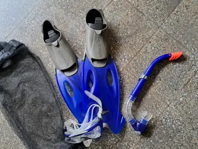 Equipo de snorkel Speedo azul con aletas y máscara - miniatura 1