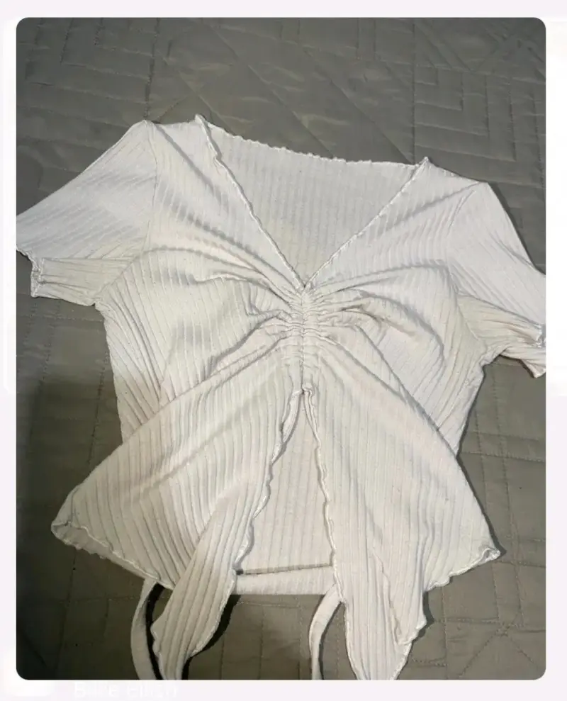 Polera blanca con fruncido delantero - 2