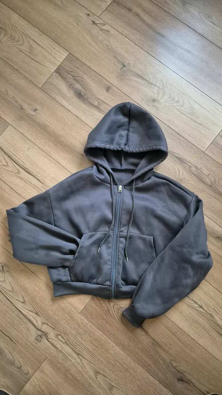 Polerón con capucha gris oscuro