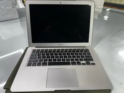 MacBook Air 13 pulgadas Early 2015 en buen estado - miniatura 2