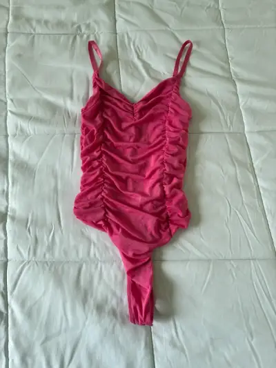 Body rosa Guess con diseño fruncido - miniatura 1