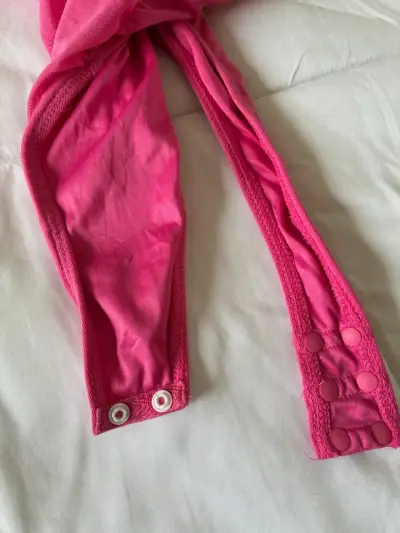 Body rosa Guess con diseño fruncido - miniatura 4