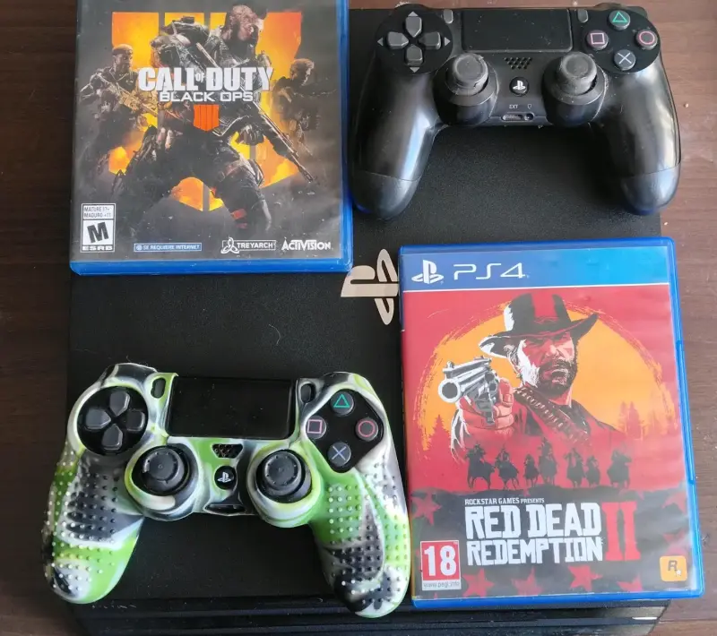 Consola PS4 con dos juegos y dos controles
