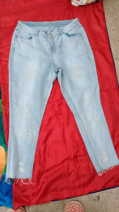 Jeans celestes con bordado floral - miniatura 1