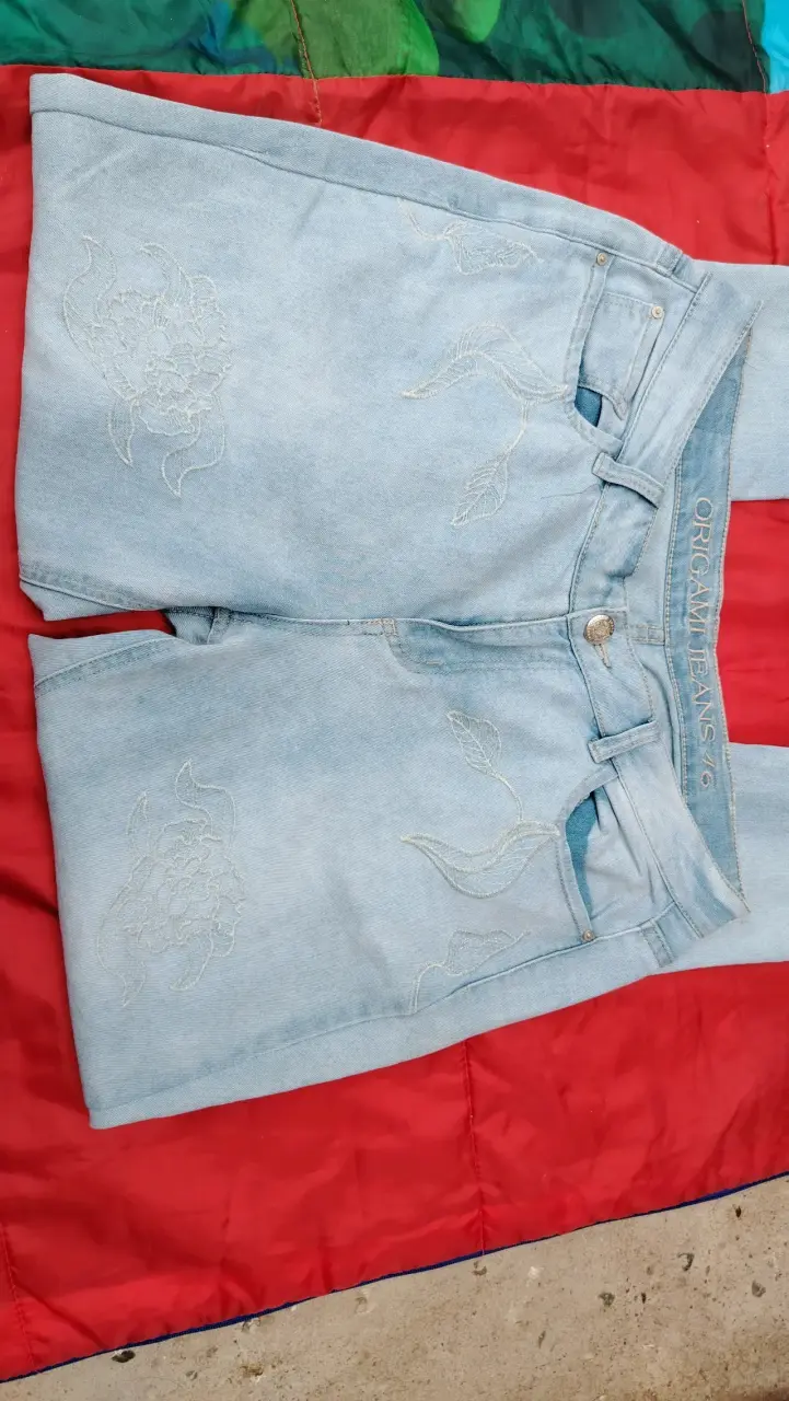 Jeans celestes con bordado floral - 2