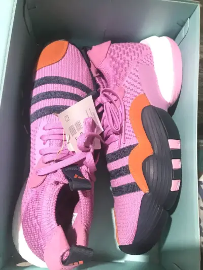 Zapatillas deportivas y balones - miniatura 1