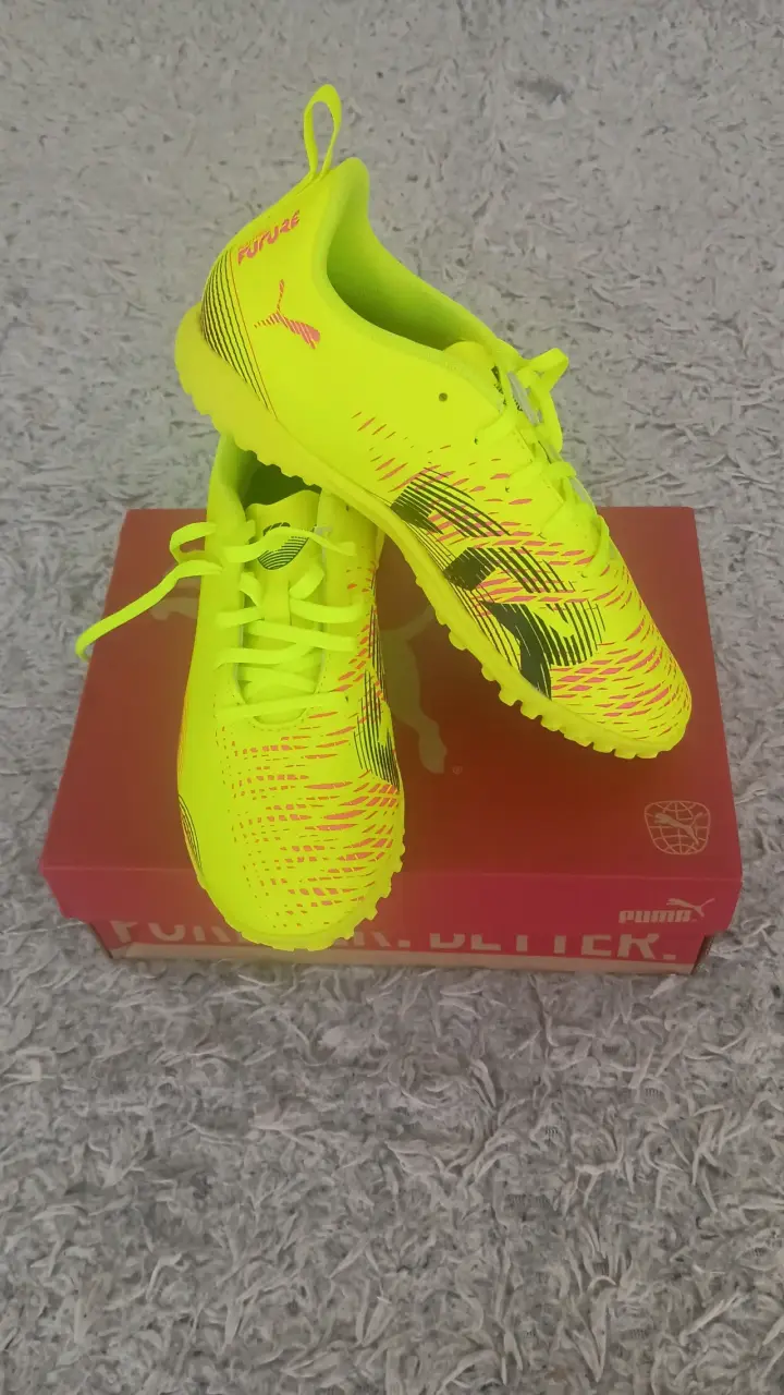 Zapatillas deportivas y balones - 2
