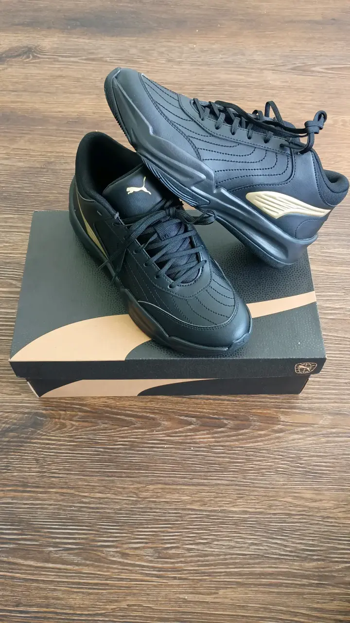 Zapatillas deportivas y balones - 5