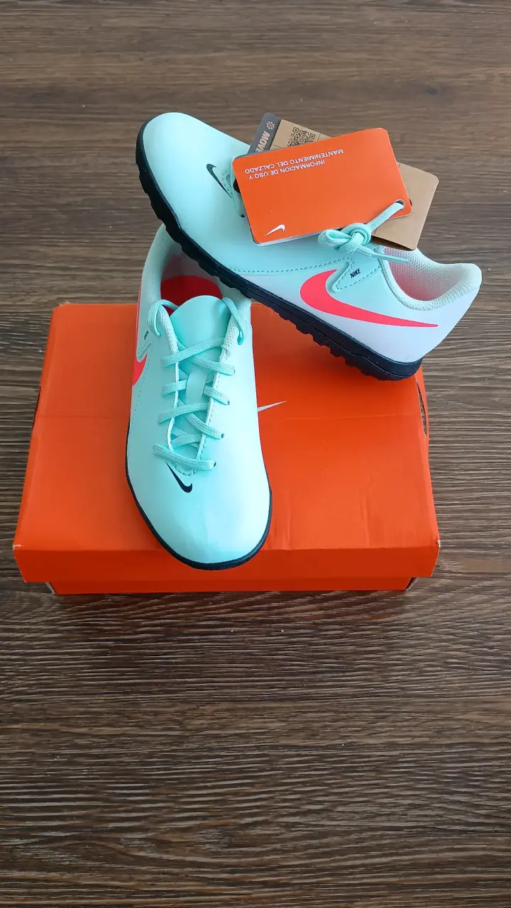 Zapatillas deportivas y balones - 6