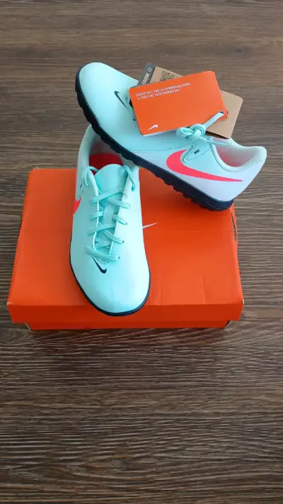 Zapatillas deportivas y balones - miniatura 6