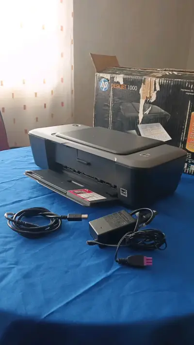 Impresora HP DeskJet 1000 con cables - miniatura 1