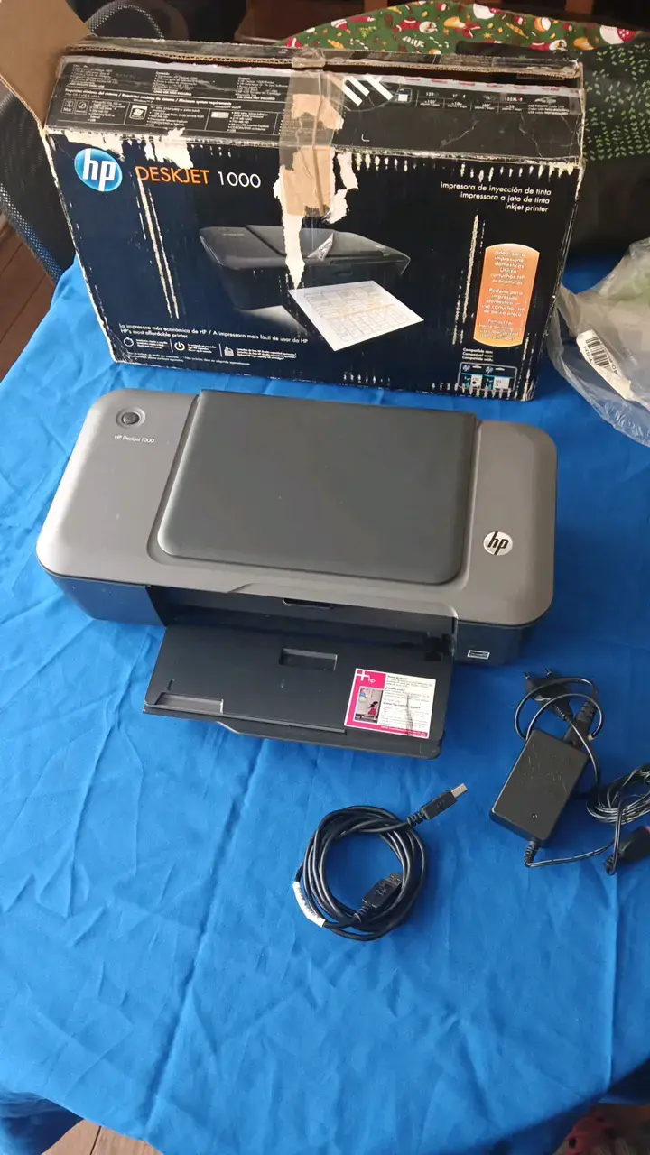 Impresora HP DeskJet 1000 con cables - 2