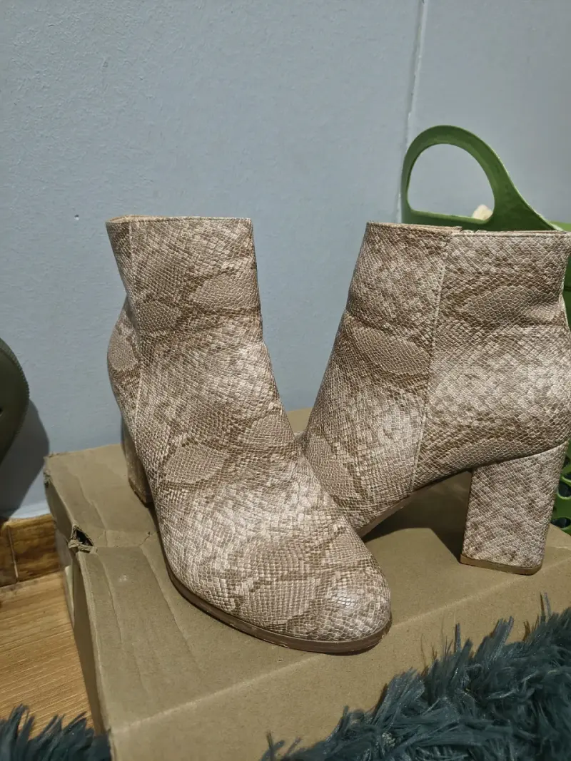 Botines de tacón alto con diseño de serpiente - 1