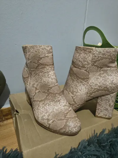 Botines de tacón alto con diseño de serpiente - miniatura 1