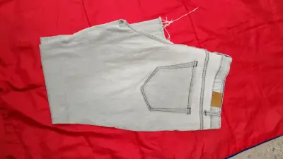 Jeans gris claro con diseño bordado - miniatura 1