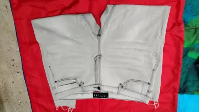 Jeans gris claro con diseño bordado - miniatura 2