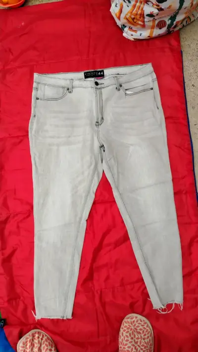 Jeans gris claro con diseño bordado - miniatura 3
