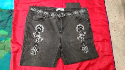 Jeans gris claro con diseño bordado - miniatura 4