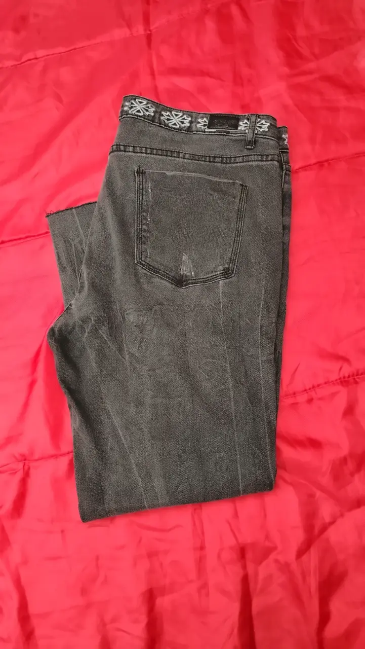 Jeans gris claro con diseño bordado - 5