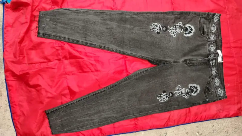 Jeans gris claro con diseño bordado - 6