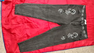 Jeans gris claro con diseño bordado - miniatura 6