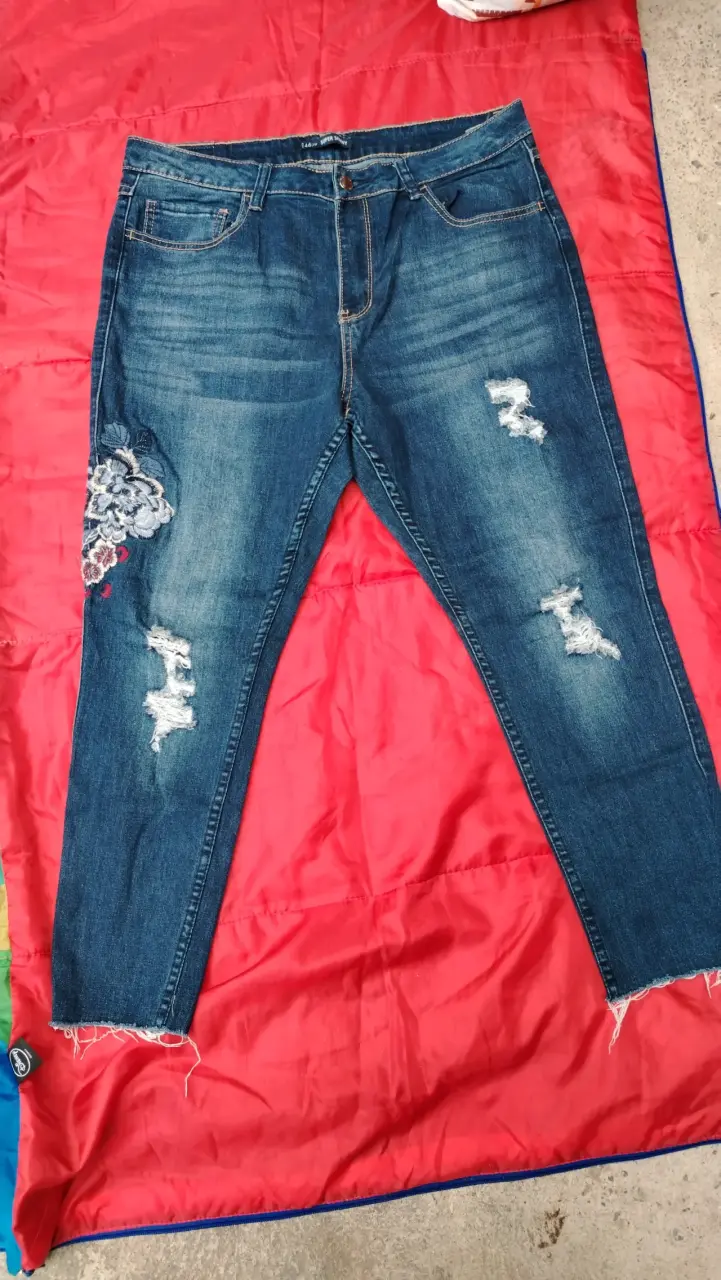 Jeans gris claro con diseño bordado - 7