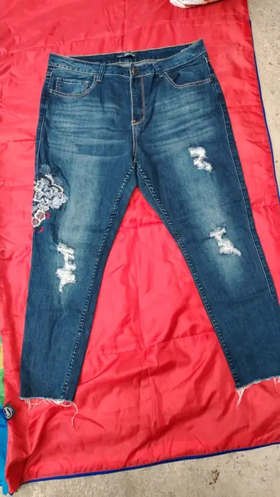 Jeans gris claro con diseño bordado - miniatura 7