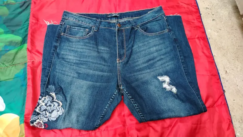 Jeans gris claro con diseño bordado - 8