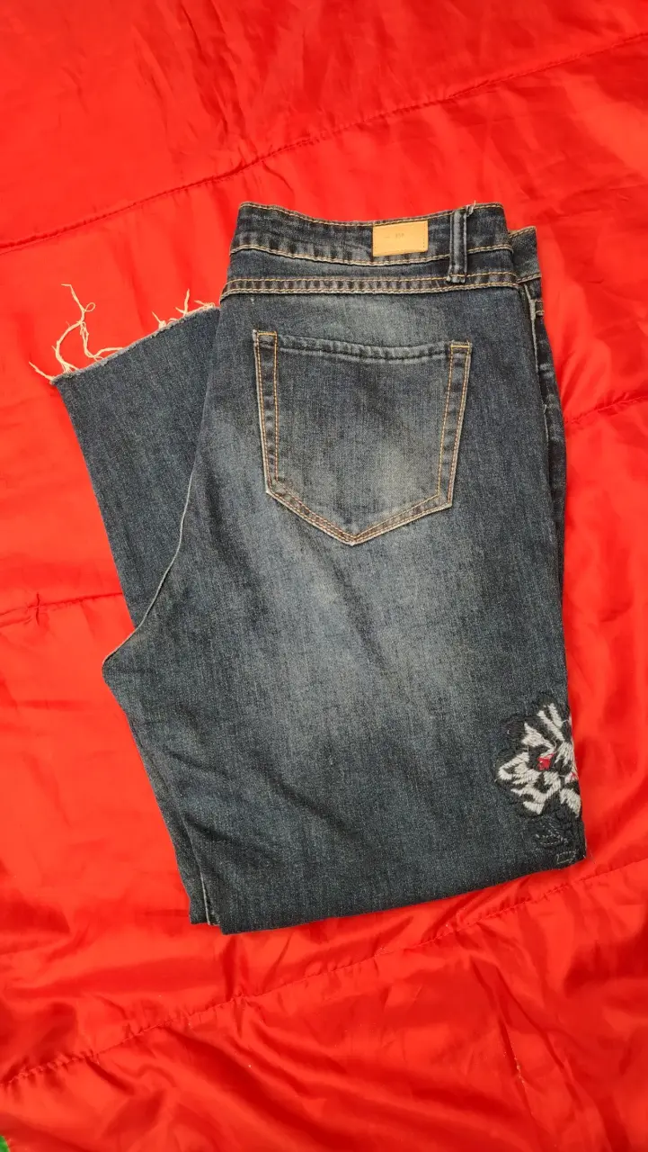 Jeans gris claro con diseño bordado - 9