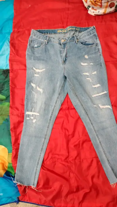Jeans gris claro con diseño bordado - miniatura 10