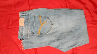 Jeans gris claro con diseño bordado - miniatura 11